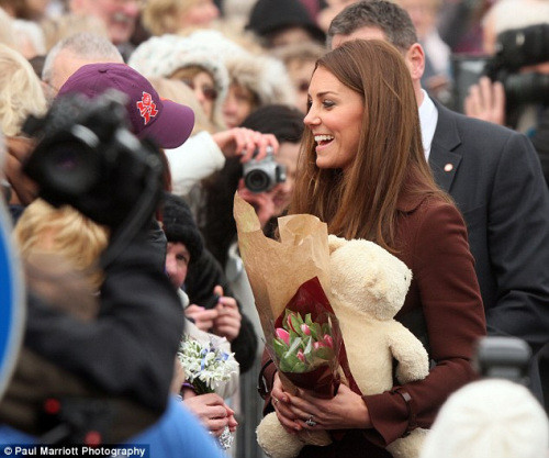 凯特接受英国民众赠送的泰迪熊。