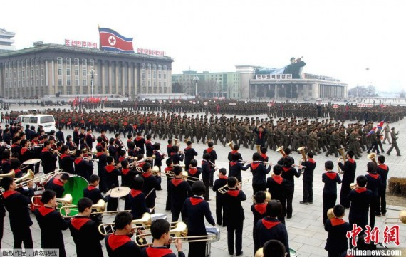 朝鲜平壤街头搞军歌比赛 学生列队 身披"时髦鱼网"(组图)