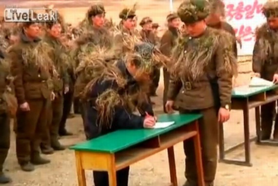 朝鲜平壤街头搞军歌比赛 学生列队 身披"时髦鱼网"(组图)