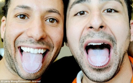 两名加拿大男子发明了一款套在舌头上使用的牙刷