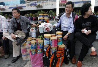 8名内地人违反香港奶粉禁令被捕 罚50万