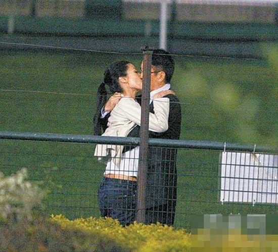 盘点娱乐圈小S许雅钧当众激情秀舌吻的十大明星(组图)