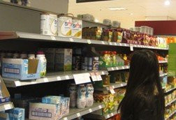 华人买奶粉遭拒被赶出超市列入黑名单