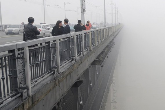 轻生者从武汉长江大桥跳江自杀 记者意外拍下(组图)