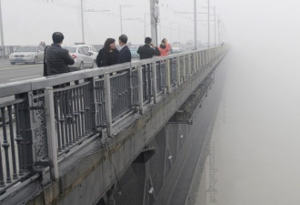 轻生者从武汉长江大桥跳下 记者拍到