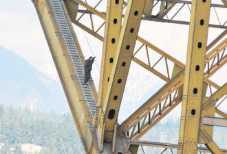加国男子为情所困 爬上温哥华钢铁桥