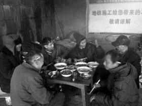 长沙5名流浪汉凑钱做6道菜 在桥洞下一起过新年(组图)