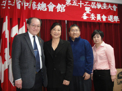 安省中華總會館第52屆新任主席王珠娥（左二）與副主席溫一山（左一）、王元培（右二）、梁芷菁（右一）合影。（記者葛健生／攝影） 