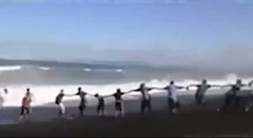 12人组成“人链”挽救落水男孩。