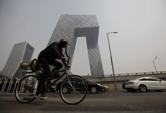 北京一老外自制“呼吸自行车” 街头骑行