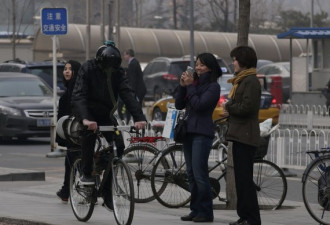 北京一老外自制“呼吸自行车” 街头骑行