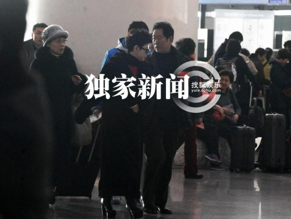 董文华与友人离京 穿皮草大衣显贵气(高清组图)