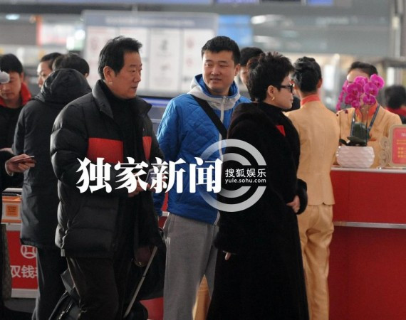董文华与友人离京 穿皮草大衣显贵气(高清组图)