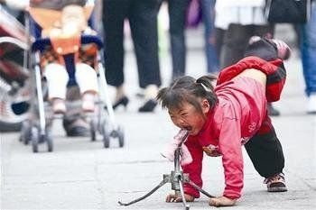 街头卖艺乞讨的儿童