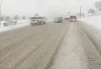 图：雪暴袭阿省卡城 一天车祸两百宗