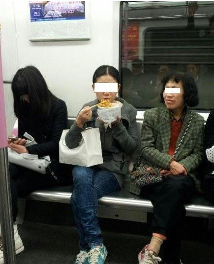 女子地铁内进食热干面 网友拍照发微博 遭一碗面砸头(图)