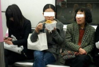 网友偷拍地铁吃热干面 遭一碗面砸头