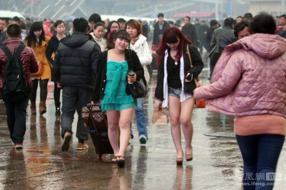 北京站广场上两个女孩吸引所有人眼睛：太凉快了！(组图)