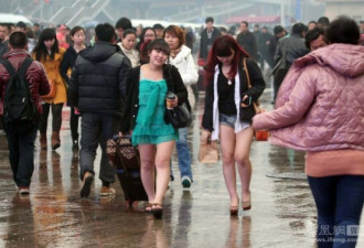 北京站两个女孩吸引回头率 太凉快了！