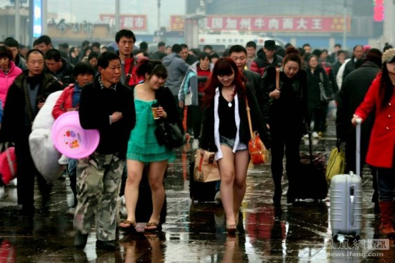 北京站广场上两个女孩吸引所有人眼睛：太凉快了！(组图)