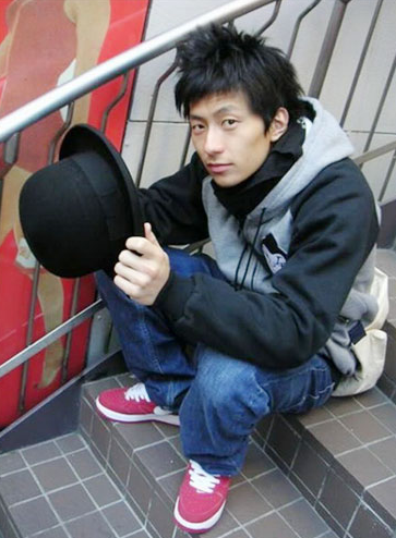 棒棒糖成员沦为夜店舞男 当众脱衣仅剩三角裤(图)