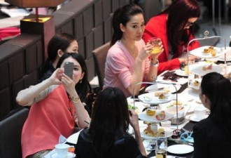 香港10名媛设饭局聚会被拍引路人侧目