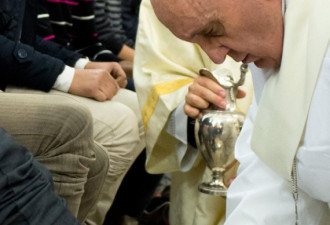 罗马新教皇首次亲自为女性洗脚并亲吻