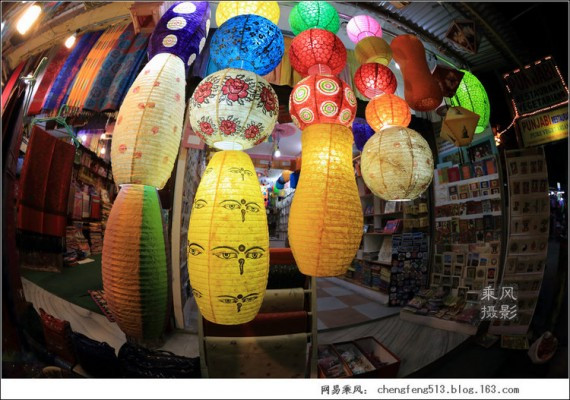 看看尼泊尔商人如何讨好中国游客 中文广告花样多(组图)