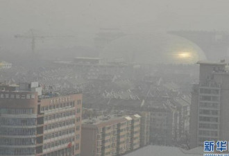 北京大风沙尘弥漫 首都机场屋顶被掀
