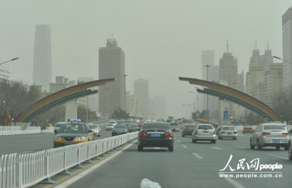 北京大风沙尘 空气弥漫土腥味 首都机场屋顶被掀(组图)