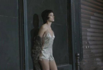 LV大尺度广告引争议 女模裸身超暧昧