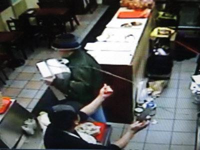 纽约法拉盛华人面包店遇劫 白人男子抱起收款机就跑(图)