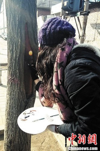 女孩绘树洞画轰动全国 媒体称其感动冬天(组图)