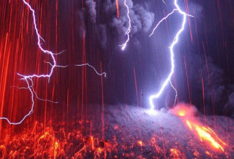实拍日本火山喷并发闪电奇景 美绝了