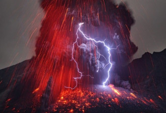 实拍日本火山喷并发闪电奇景 美绝了