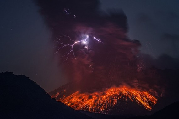 美轮美奂 日本樱岛火山喷并发火山闪电奇景（高清组图）