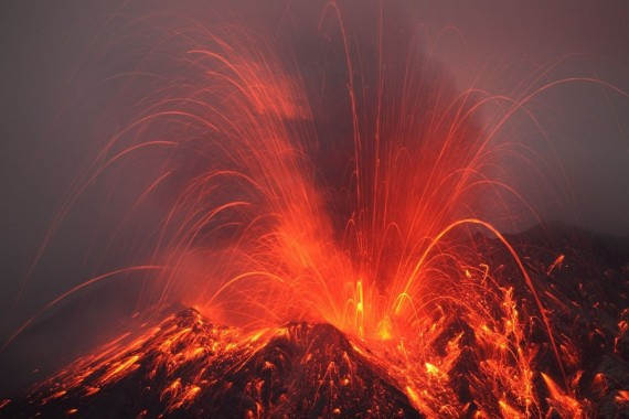 美轮美奂 日本樱岛火山喷并发火山闪电奇景（高清组图）