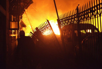 图：武汉一居民楼发生爆炸 火光冲天