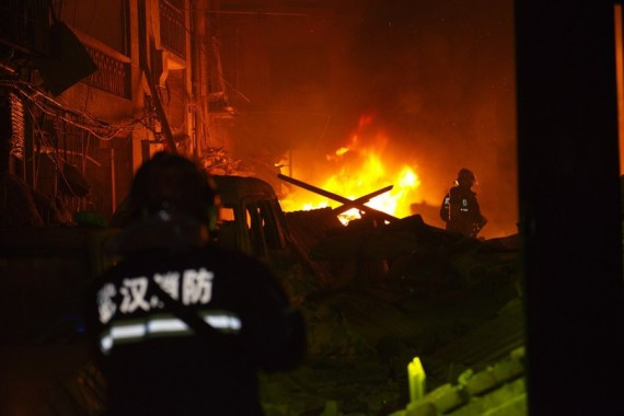 武汉一栋居民楼发生爆炸 引发大火 白烟冲天(高清组图)