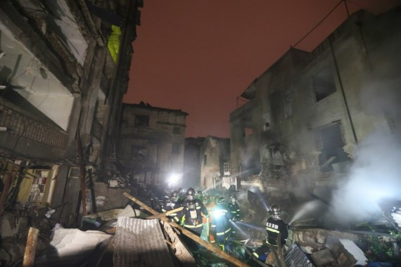 武汉一栋居民楼发生爆炸 引发大火 白烟冲天(高清组图)