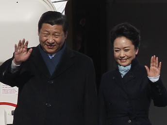 短短几秒钟 彭丽媛改变了中国领导人固有的形象(图)