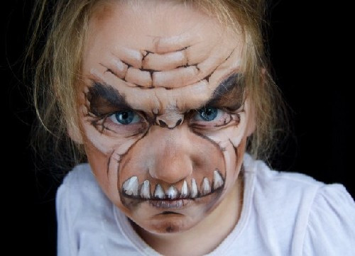 新西兰母亲用女儿脸蛋作画 怪物僵尸等形象栩栩如生(组图)