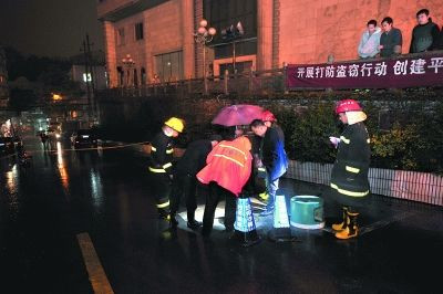 同学回忆长沙女孩掉入下水道场景:眼睁睁看她不见了(组图)