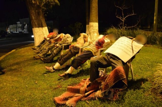 恐怖！墨西哥街头惊现7具整齐“静坐”在椅子上的尸体(组图)