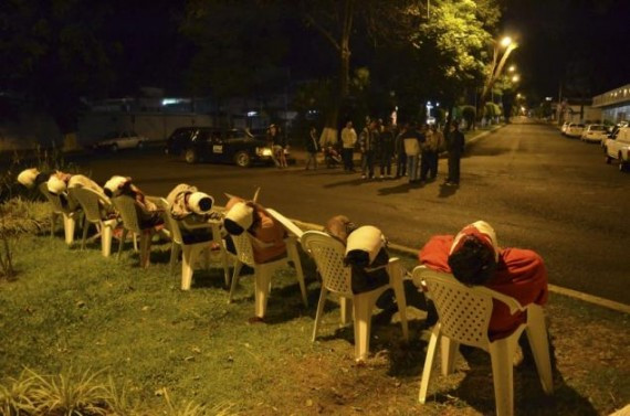 恐怖！墨西哥街头惊现7具整齐“静坐”在椅子上的尸体(组图)