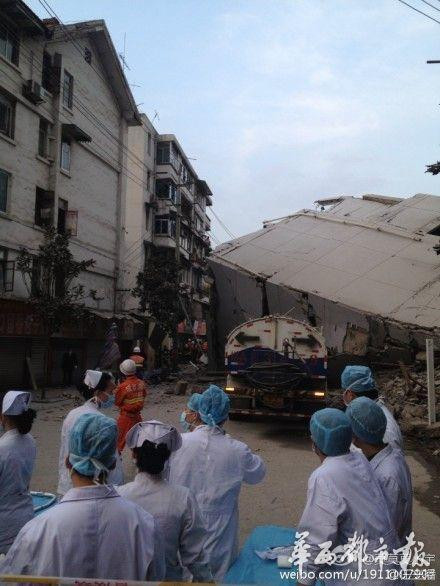 成都一影城整栋垮塌 现场目击者称压住接学生的家长(组图)