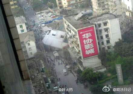 成都一影城整栋垮塌 现场目击者称压住接学生的家长(组图)