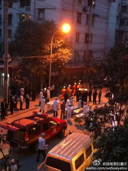 成都一影城整栋垮塌 现场目击者称压住接学生的家长(组图)