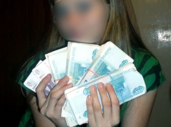 俄罗斯花季少女网络晒钞票炫富 为自己招来杀身之祸(图)