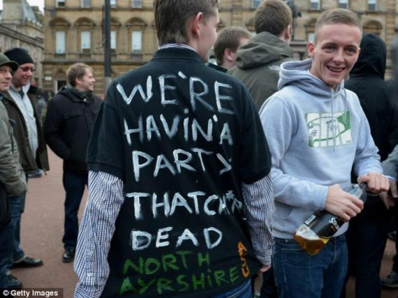 英国数百名反对派民众街头狂欢 庆祝撒切尔死亡(高清组图)